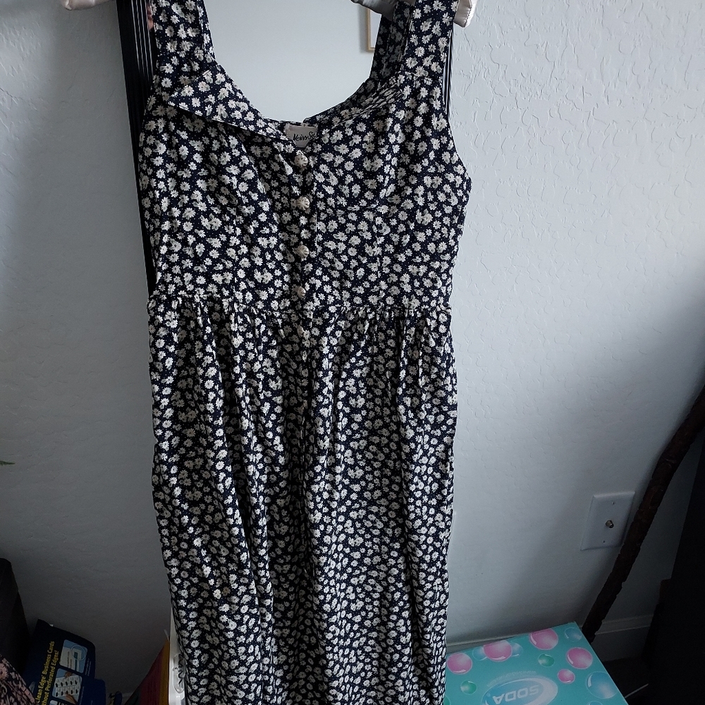 Super rad vintage summer dress with tie in back, adorable collar and floral desi